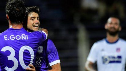 Matías Cabrera festeja su gol con Teto Goñi