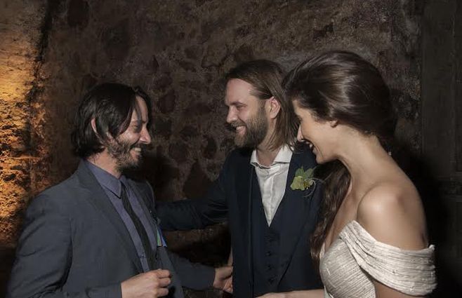 Keanu Reves felicitando a Car Rinsch y a su flamante esposa durante el casamiento realizado en Montevideo. Actor y director vuelven a la ciudad cinco años después para grabar escenas de Conquest para la señal Netlifx