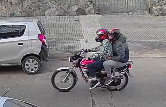 Los delincuentes usaban cascos con distintivos rojos y camperas verdes, y la moto era roja; los datos con los que la Policía los comenzó a buscar el lunes a la tarde.