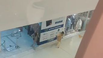 delincuentes armados ingresaron al shopping de las piedras, rapinaron local y efectuaron disparos