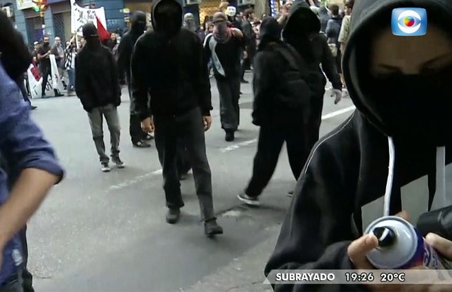 FOTO: el momento en que pintan la cámara de Subrayado.