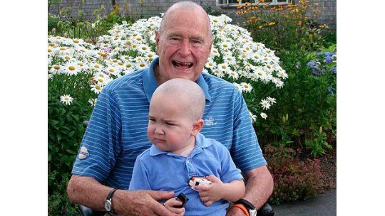 Bush padre se rasuró la cabeza en solidaridad con un niño enfermo