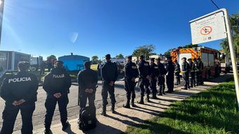 Policías en Cerro Norte, en el inicio del plan Más Barrio. Foto: Valeria de los Santos, Subrayado.