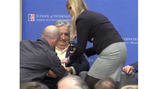 Los líos de Mujica con el micrófono y la broma de la corbata