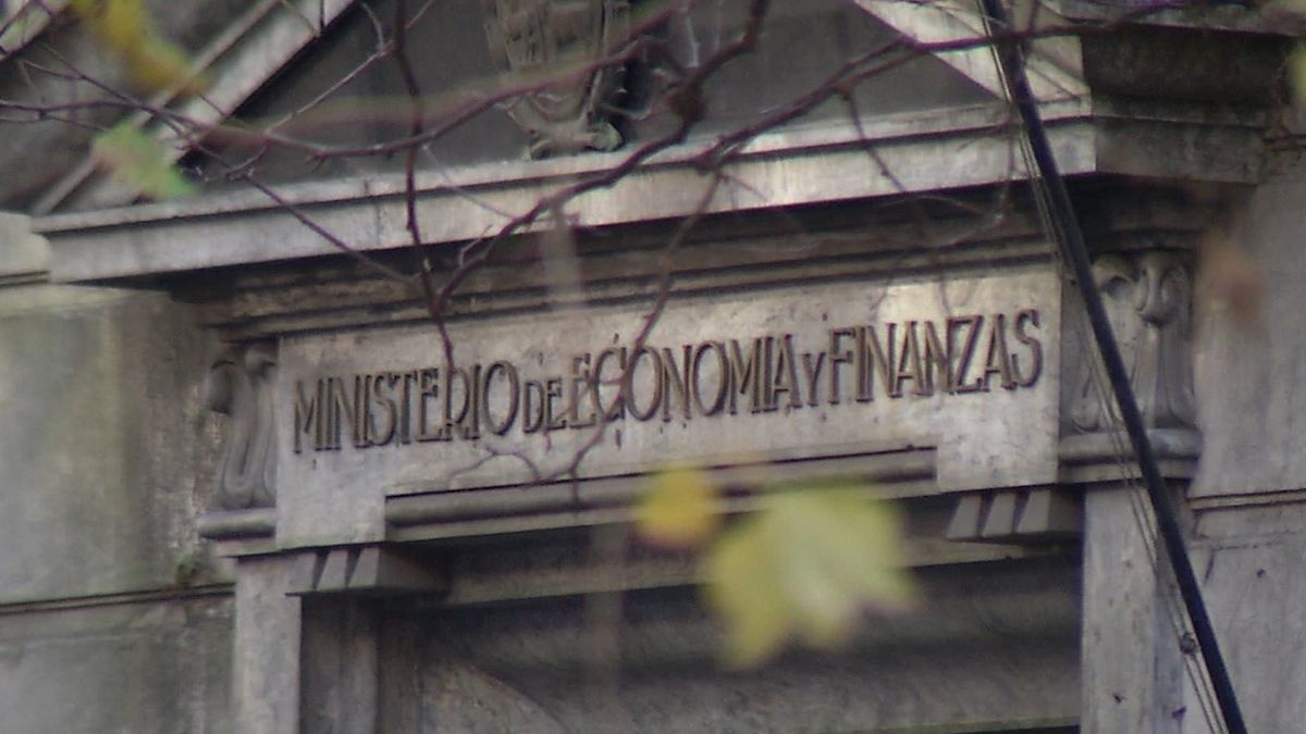 Calificadora advierte: medidas fiscales no son suficientes para estabilizar deuda