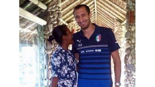 Chiellini reconstruye mordida de Suárez con empleada del hotel