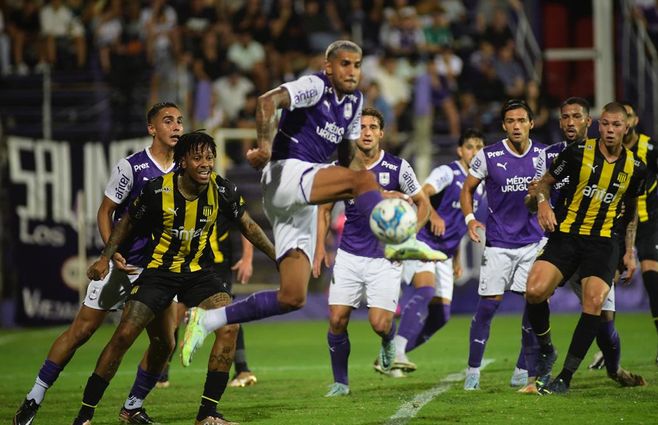 Defensor Sporting recibió a Peñarol en el Franzini. Foto: FocoUy.