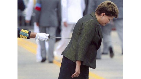 Curiosa foto de Dilma Rousseff recibe premio internacional