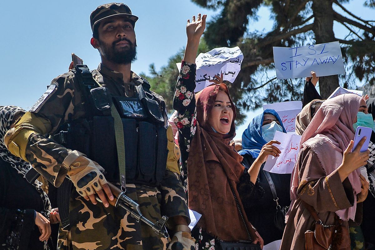 &nbsp;Mujeres afganas gritan consignas junto a un combatiente talibándurante una manifestación contra Pakistán cerca de la embajada dePakistán en Kabul el 7 de septiembre de 2021.&nbsp;&nbsp;
