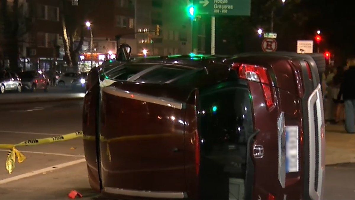 Choque de dos vehículos y vuelco en el cruce con semáforos de bulevar España y Roque Graseras en Pocitos