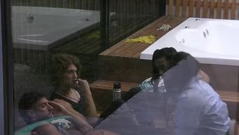 gran hermano: ingreso katia en su moto, sopa le presto unos championes y andrea habla con su viejo grupo