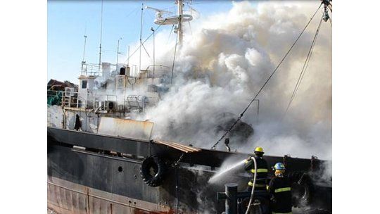 Incendios de barcos se repiten y gremio señala falta de controles