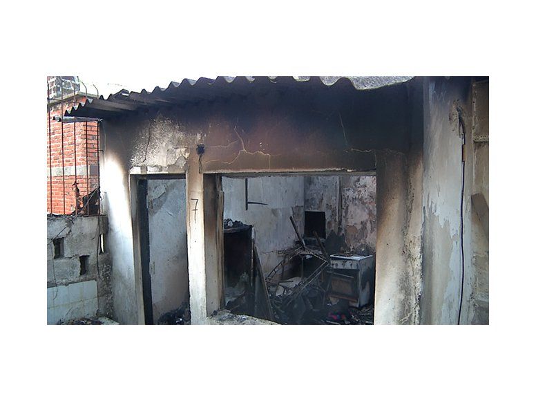 Una mujer y sus hijos perdieron todo tras el incendio intencional a su casa