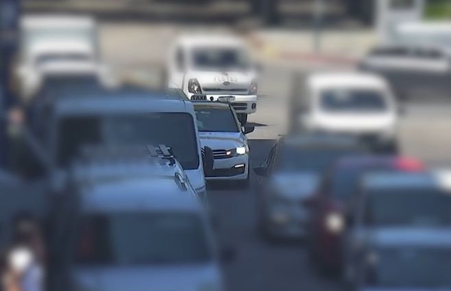 Captura de video de las cámaras de seguridad que muestran el momento en el que el taxista llegó a levantar la valija.&nbsp;