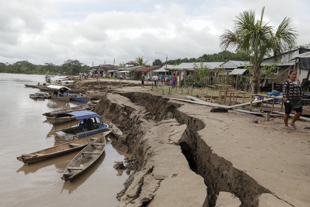 Una grieta sobre el suelo causada por un terremoto en el Puerto Santa Gema, en la región amazónica de Perú