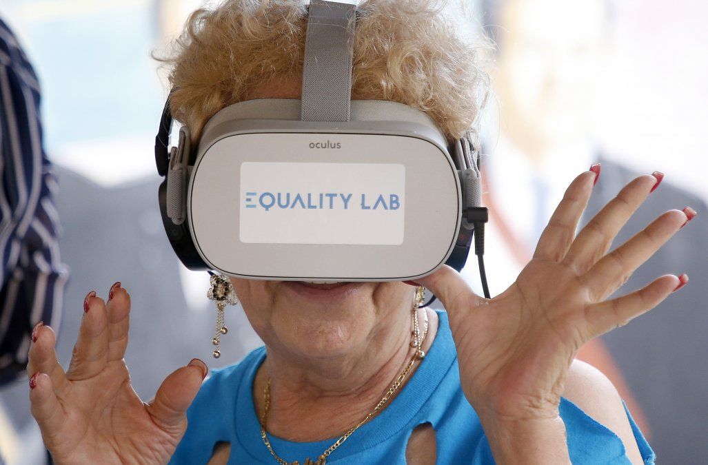Una mujer experimenta la realidad virtual en el barrio Little Havana de Miami