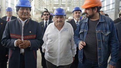 Placeres guiando a Mujica y al presidente de Bolivia Evo Morales durante una visita a la planta de Envidfrio. Mujica llamó una vela prendida al socialismo al apoyo a empresas autogestionadas por parte del BROU&nbsp;