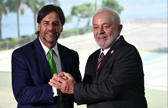 Lacalle Pou con Lula, Cumbre del Mercosur en Río de Janeiro. AFP.