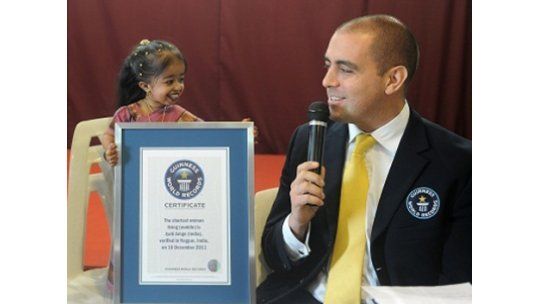 La mujer más pequeña del mundo reconocida por Guinness mide 62 cm