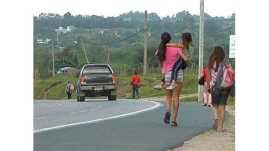 Vecinos de Villa García: “hace 8 años pedimos la senda peatonal”