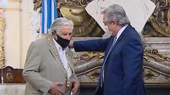 José Mujica recibe la condecoración de manos del presidente Alberto Fernández.