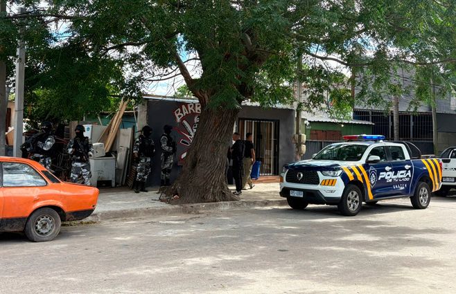 Foto: Subrayado. Uno de los allanamientos de este martes en Juan Francisco Martínez e Himalaya en Villa Española.