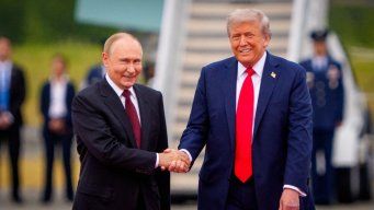 Putin y Trump se saludan. Foto: archivo AFP