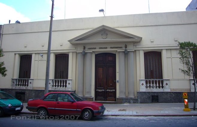Vista exterior del edificio sede de la Gran Logia de la Masonería. En los últimos años el local ha sido abierto para el Dia del patrimonio, algo impensando décadas atrás. El triángulo en el frente es un símbolo masónico clásico