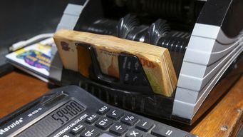 dolar mas alto y bolsa de buenos aires con perdidas ante el cambio de ministra de economia