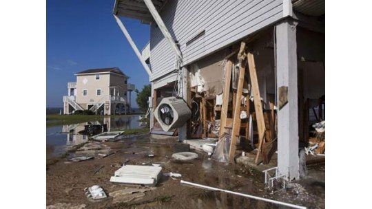 Irene se aleja de Estados Unidos: deja víctimas y destrozos