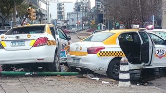 dos taxis chocaron en fernandez crespo y mercedes: cinco personas resultaron con lesiones