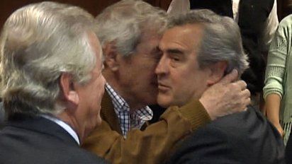 Larrañaga es saludado por el exministro del Interior colorado, Guillermo Stirling.&nbsp;