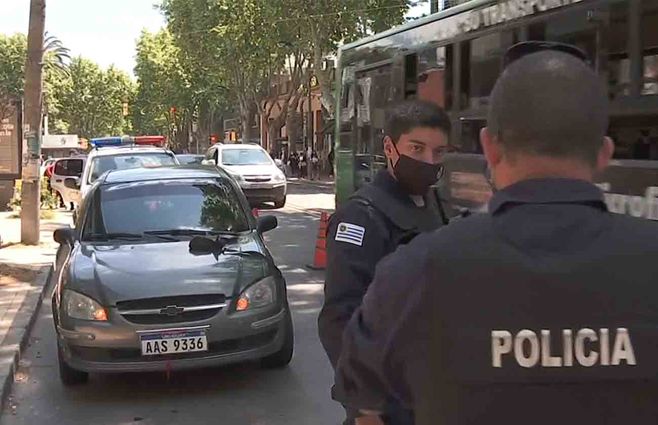 Delincuentes fueron detenidos en una persecución en la que participó un vecino de PocitosGRABAR