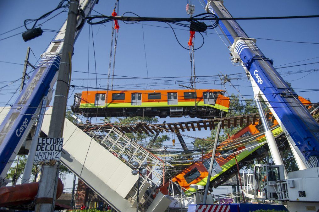 Vista del lugar de un accidente de tren después de que colapsara una línea elevada de metro en la Ciudad de México