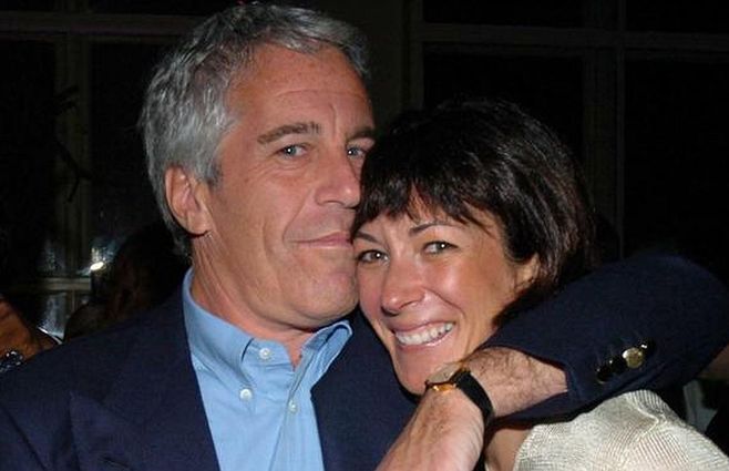 El multimillonario Epstein contrató a Maxwell como asesora y administradora de sus bienes, y luego formaron pareja. 