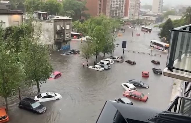 ROSELLÓ--INUNDACIONES--MDEO.jpg