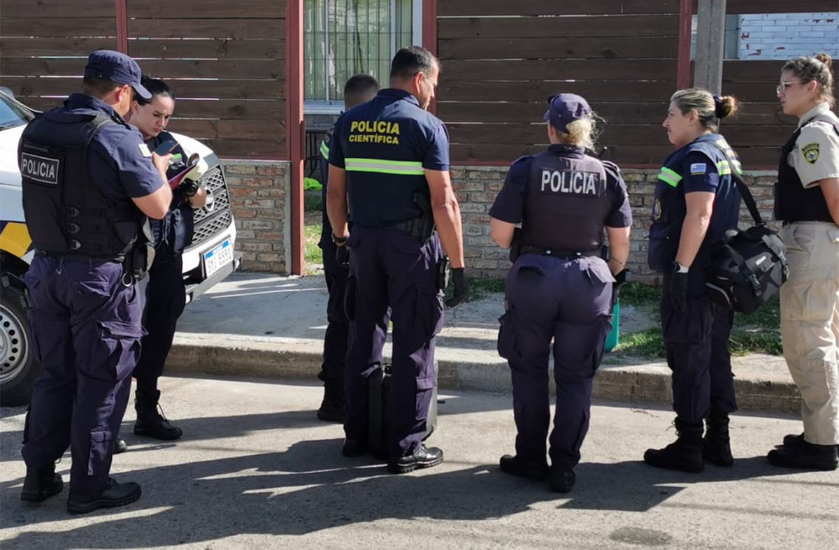 Un hombre de 28 años fue asesinado de varios disparos y la camioneta que conducía terminó incrustada en una casa