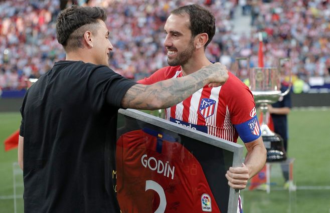 Foto: Twitter Atlético de Madrid. El equipo le regaló una camiseta firmada por todos los jugadores.&nbsp;