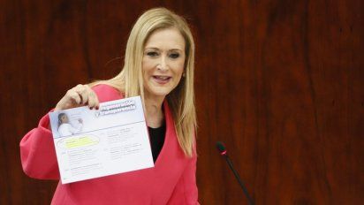 dirigente espanola asediada por acusacion de falsear titulo universitario