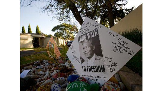 Mandela sigue grave y recibe cuidados intensivos en el hospital