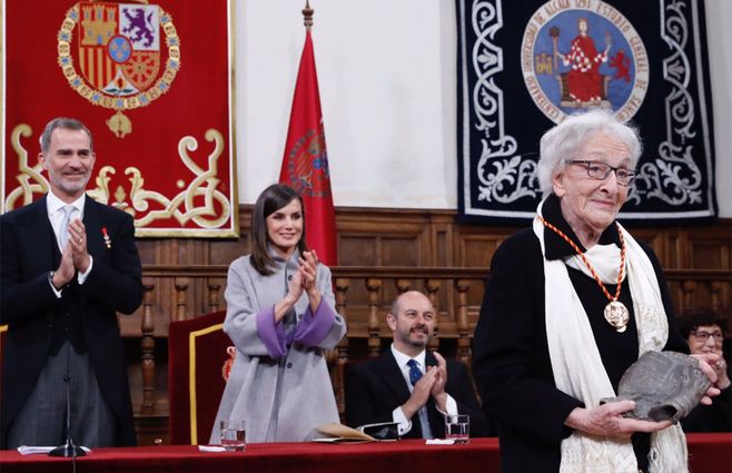 Ida Vitale aplaudida por el rey de España y su esposa, Letizia Ortíz en la Universodad Alcalá de Henares