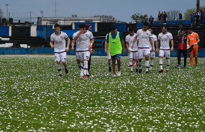 El plantel de Nacional se retira de Belvedere en medio del granizo. Fue el sábado 29 de setiembre