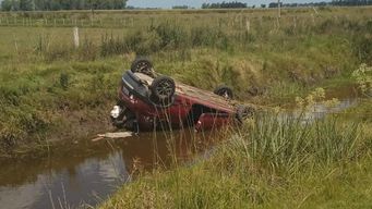 conductora volco y termino en una zanja; fue rescata semiahogada y se encuentra con riesgo de muerte
