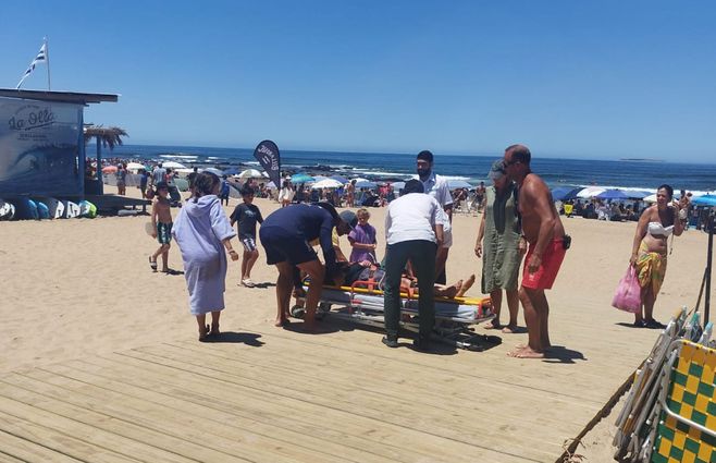 Adolescente lesionado en playa Brava. Foto: Intendencia de Maldonado.