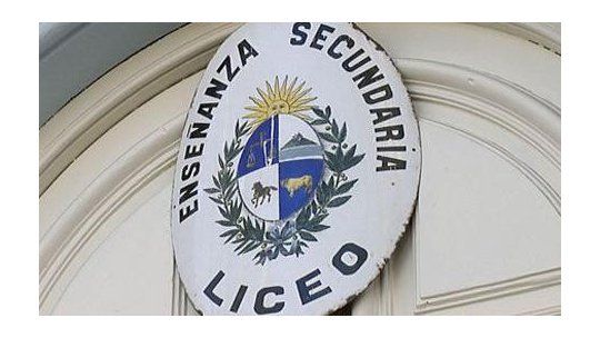 Directores de liceos deberán salir a reclutar docentes o tutores