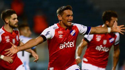 nacional recibe a rentistas en el parque central por la primera final del uruguayo