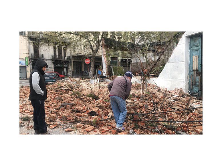 Se derrumbó fachada de una casa justo cuando conductor pasaba por el lugar