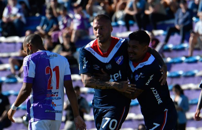 gol nicolas lopez foco uy nacional fenix.jpg