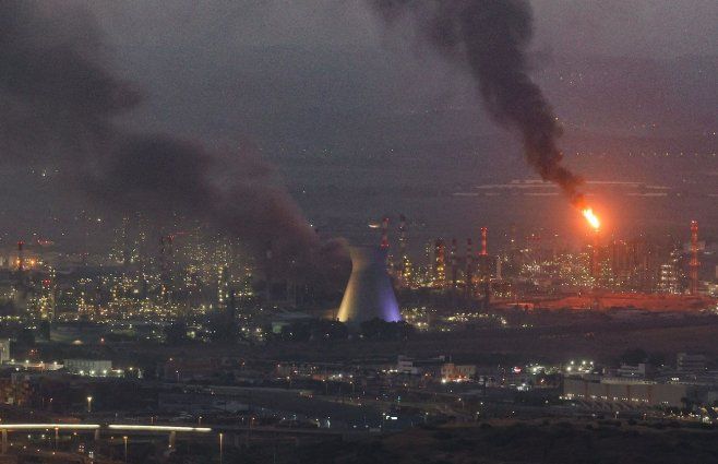 Haifa, en Israel, alcanzada por misiles de Irán. Foto: AFP