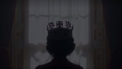 el exsecretario de prensa de la reina isabel critica a the crown